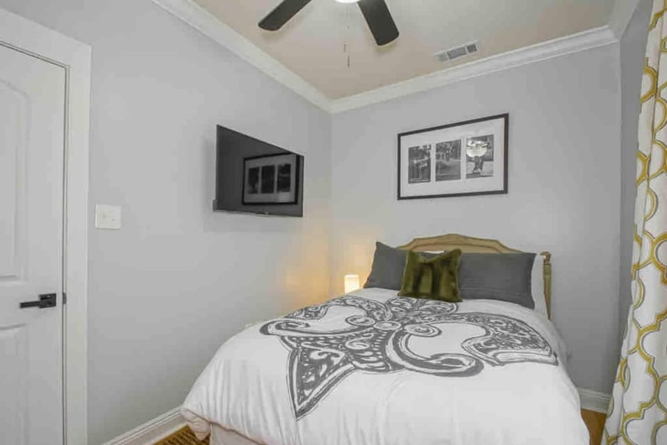 City retreat w patio & fireplace near dome House in New Orleans