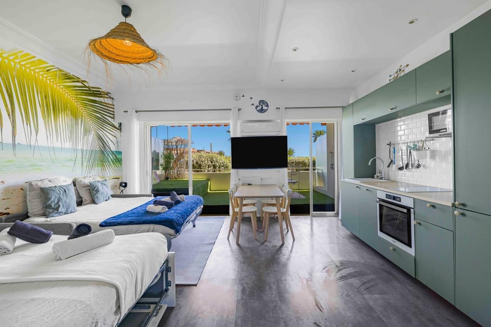 Photo of the whole room, kitchen