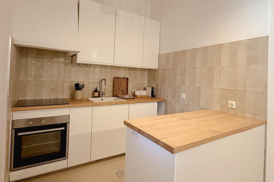 Kitchen or kitchenette, dishwasher, stove, toaster