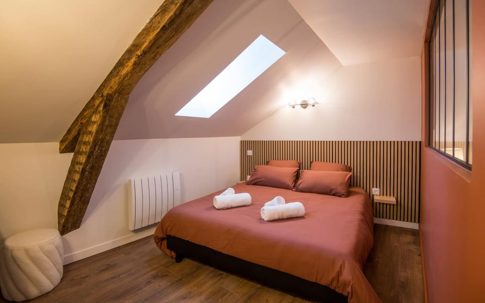 Photo of the whole room, Bedroom