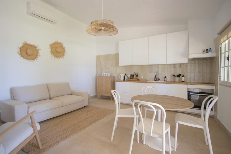 Kitchen or kitchenette, Living room, Seating area, Dining area