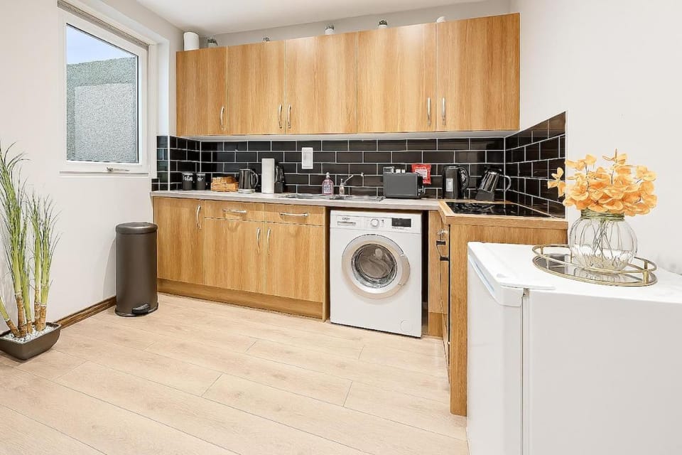 Cozy Studio Garden Wi-Fi Off Street Parking House in London