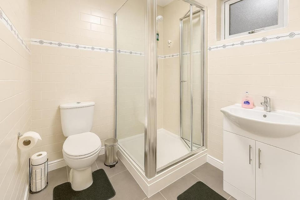 Cozy Studio Garden Wi-Fi Off Street Parking House in London