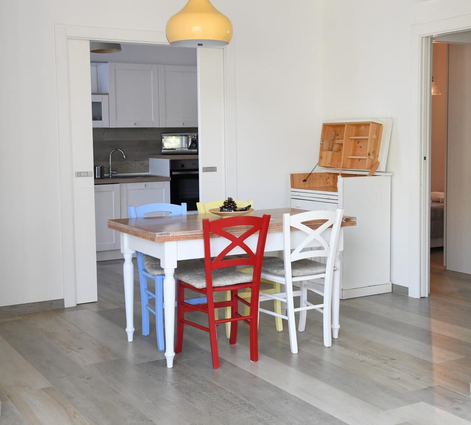 Kitchen or kitchenette, Dining area, stove