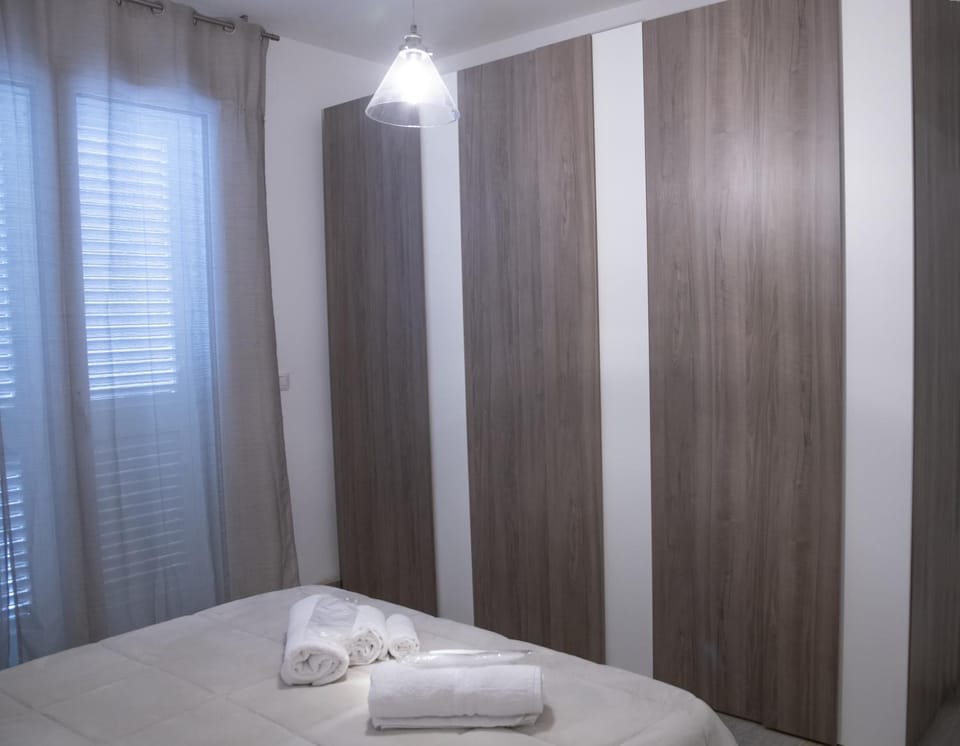 Bed, Bedroom, towels