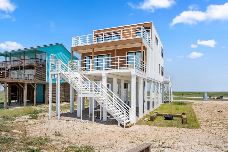 Property building, Day, Natural landscape, View (from property/room), Balcony/Terrace