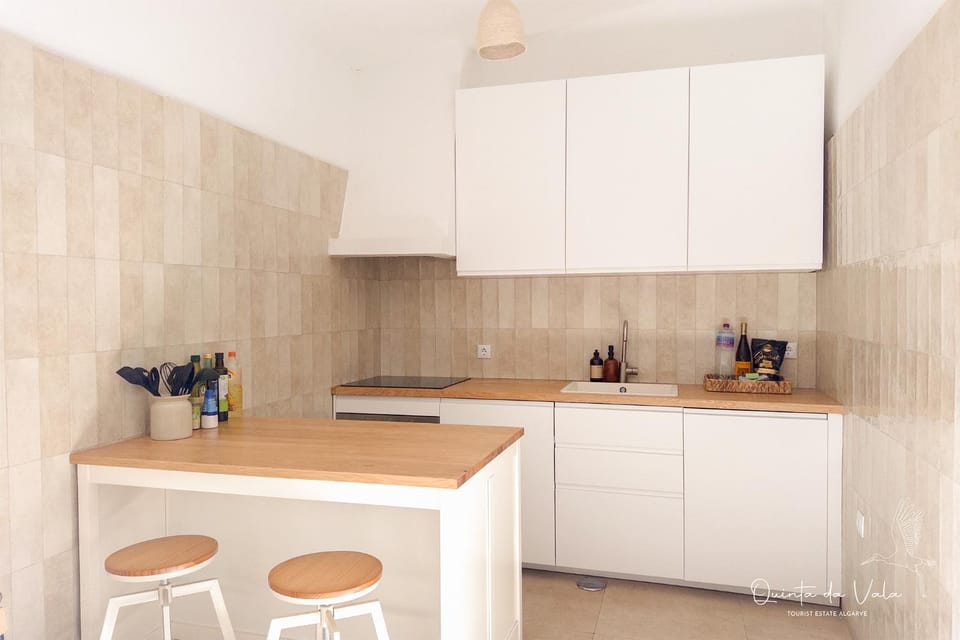 Kitchen or kitchenette, dishwasher, stove