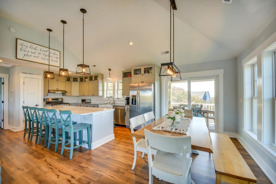 Luxe Family Home with Seasonal Pool in Duck! House in Port Trinitie