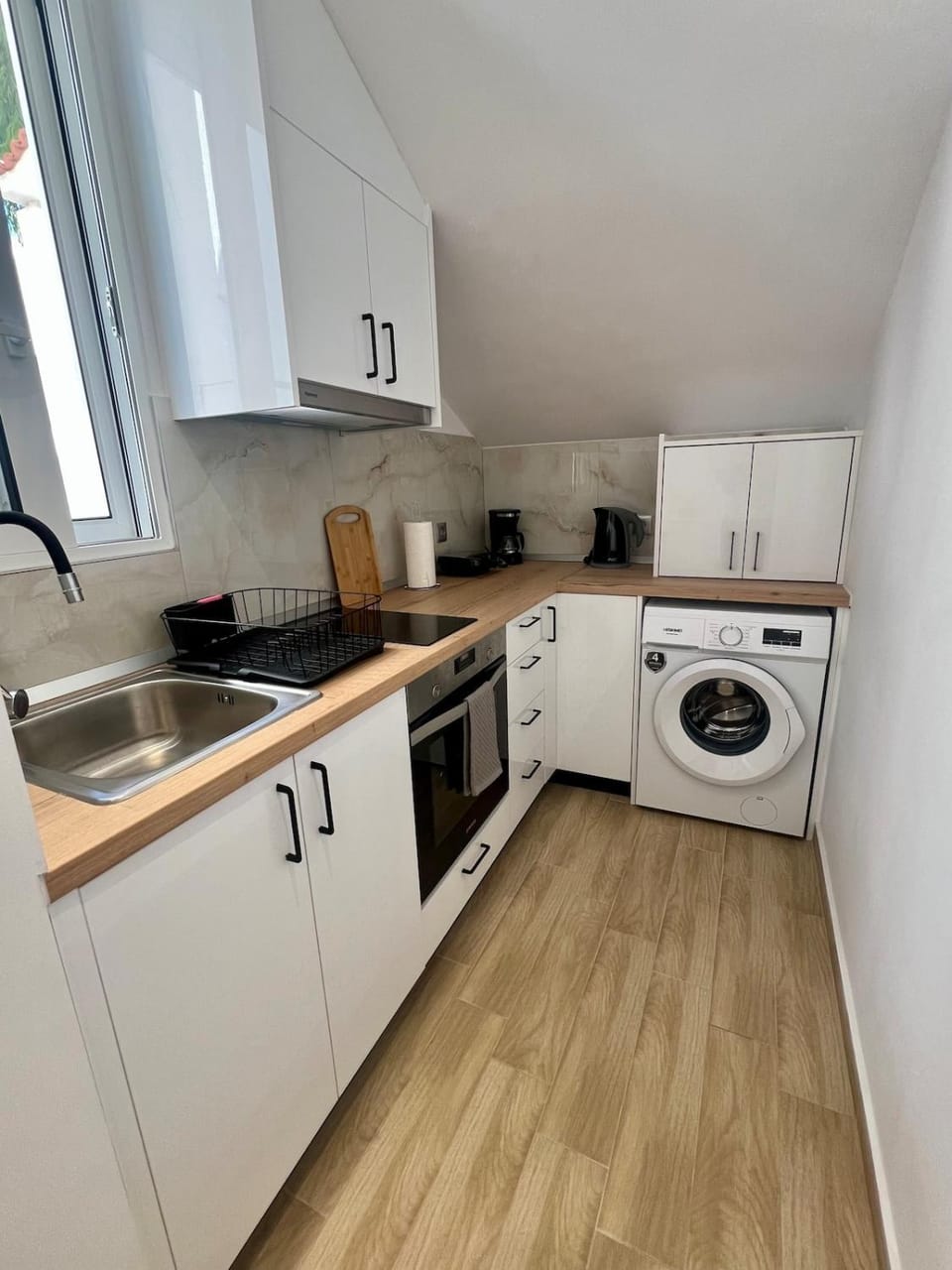 Kitchen or kitchenette, oven, stove, washing machine