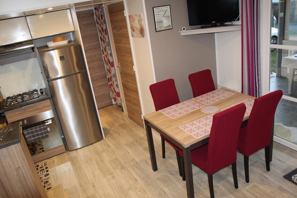 Property building, Kitchen or kitchenette, Living room