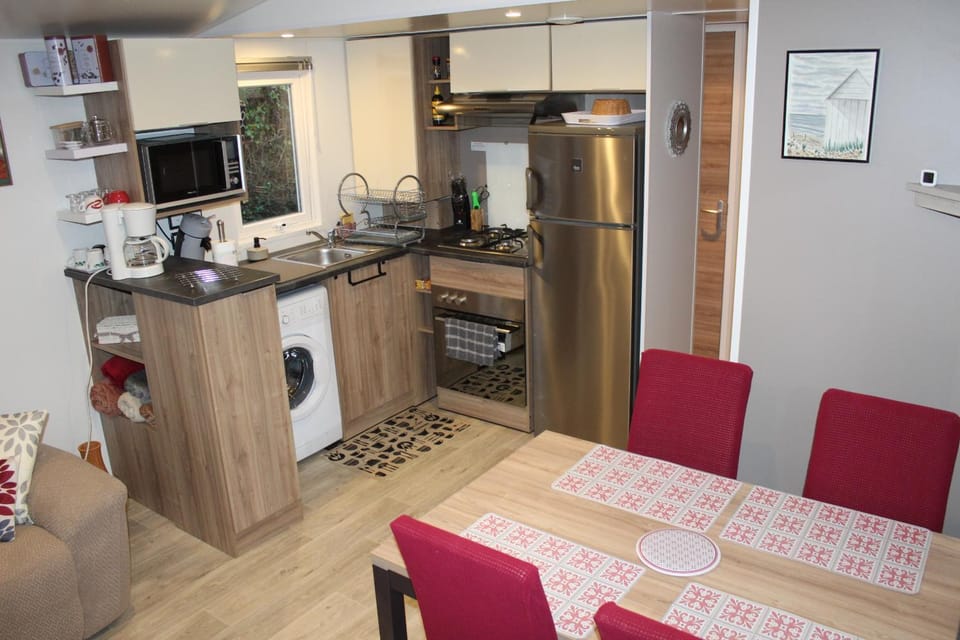 Property building, Kitchen or kitchenette, Living room