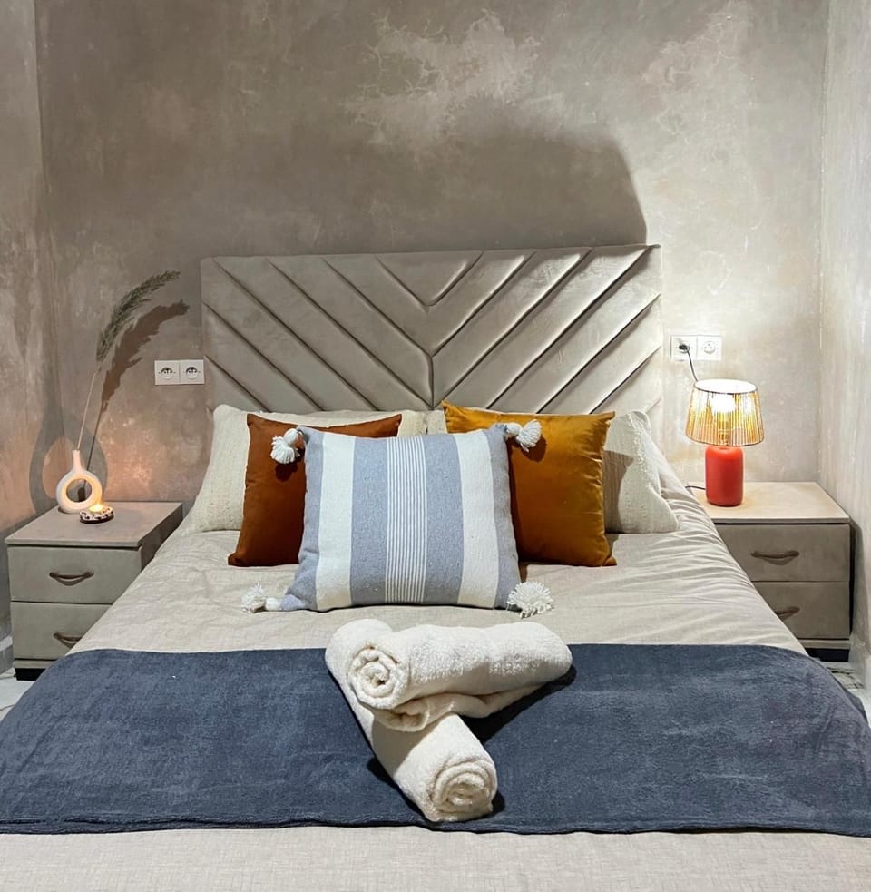 Bed, Bedroom, towels