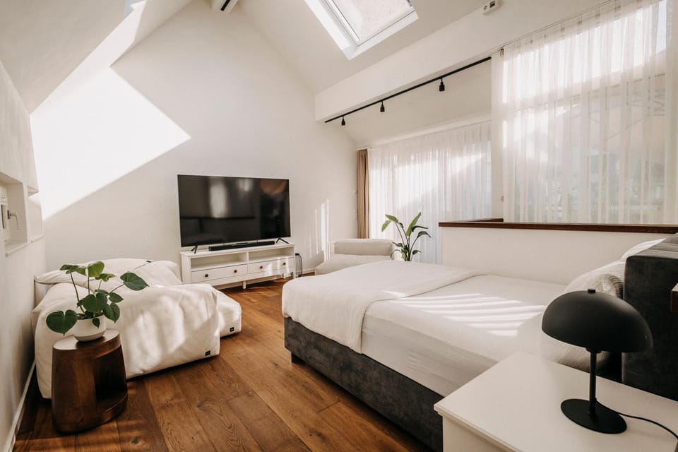 Bed, Evening entertainment, Bedroom