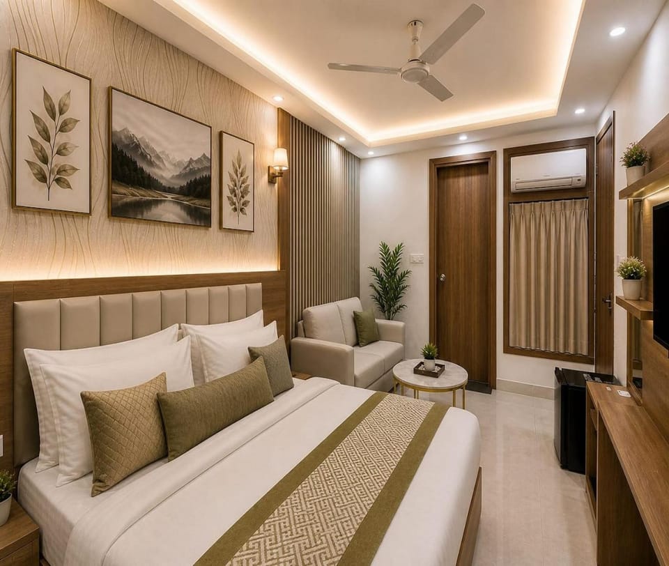 Bed, Photo of the whole room, Seating area, Bedroom
