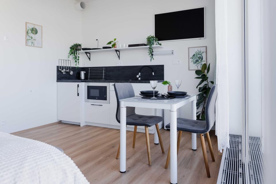 Kitchen or kitchenette, Dining area