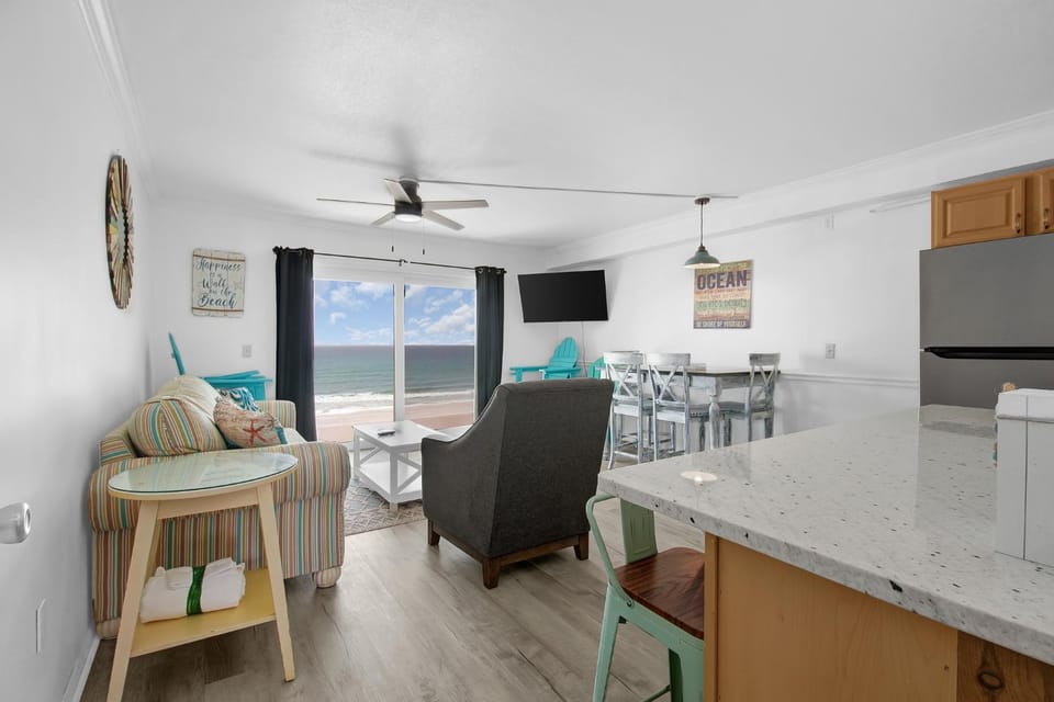 Kitchen or kitchenette, Living room, Dining area