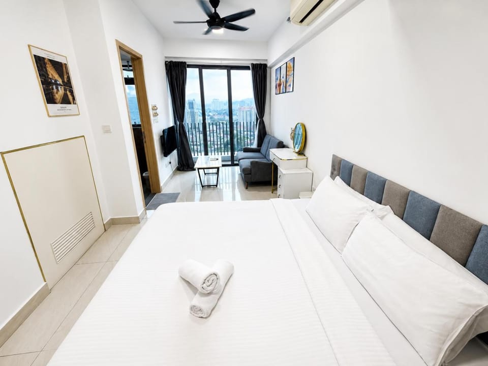 Bed, TV and multimedia, Living room, Photo of the whole room, Seating area, Dining area, Bedroom, fireplace, towels, air conditioner