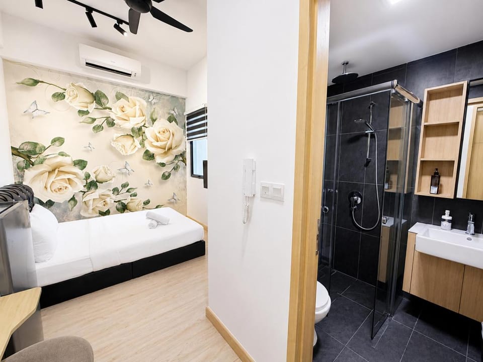 Bed, Photo of the whole room, Bedroom, fireplace, towels, wardrobe, air conditioner