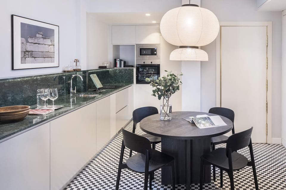 Kitchen or kitchenette, Dining area