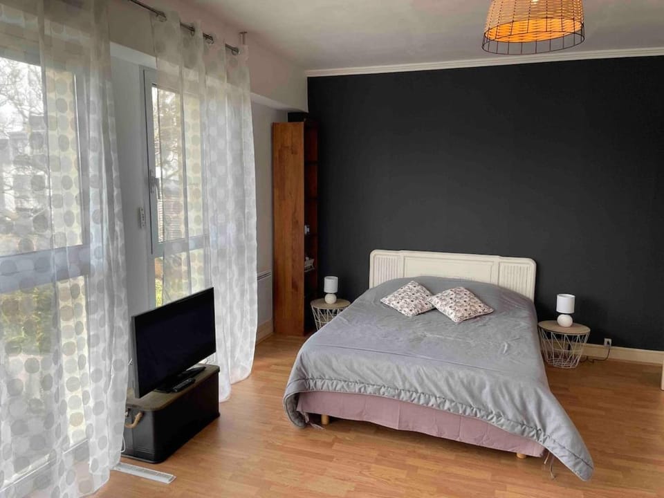 Bed, TV and multimedia, Beach