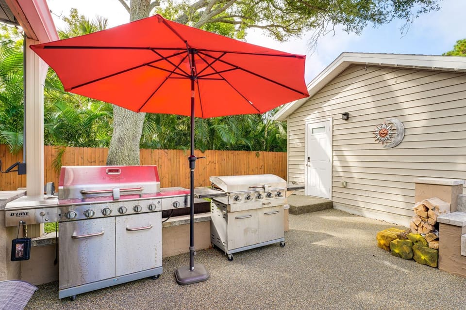 Near Tropicana Field! St Pete Casita w/ Pool House in Bay Pines