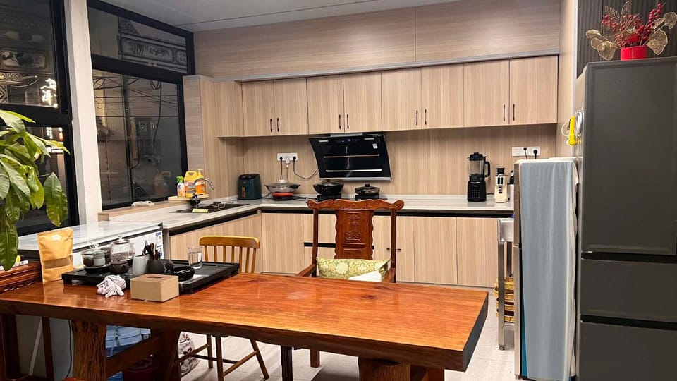 Kitchen or kitchenette, Dining area, oven