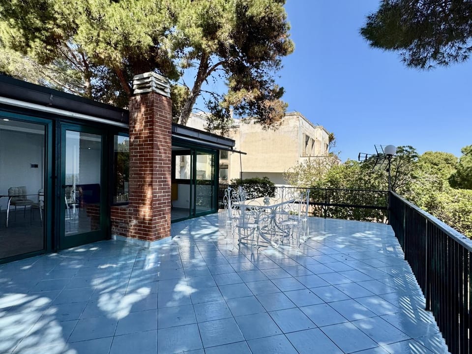 Property building, Day, Balcony/Terrace