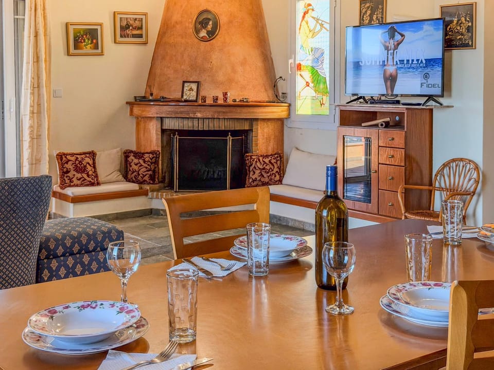 Communal lounge/ TV room, TV and multimedia, Living room, Seating area, Dining area, Evening entertainment