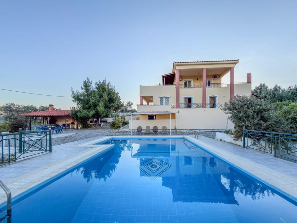 Property building, Day, Pool view, Swimming pool, Swimming pool, sunbed