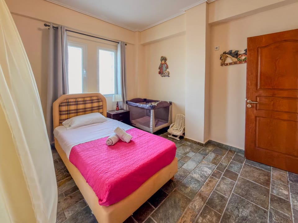 Bed, Photo of the whole room, Seating area, Bedroom, towels, wardrobe