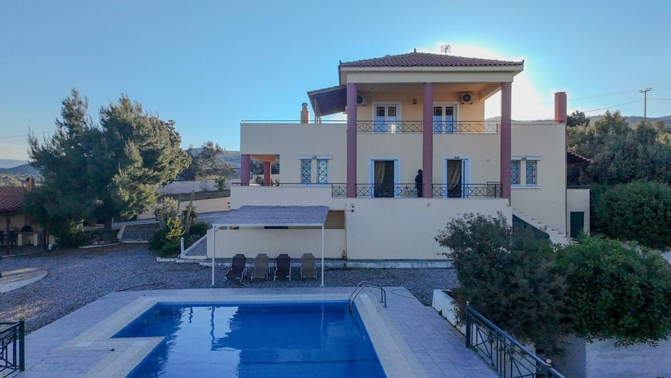Property building, Day, Pool view, Swimming pool, sunbed