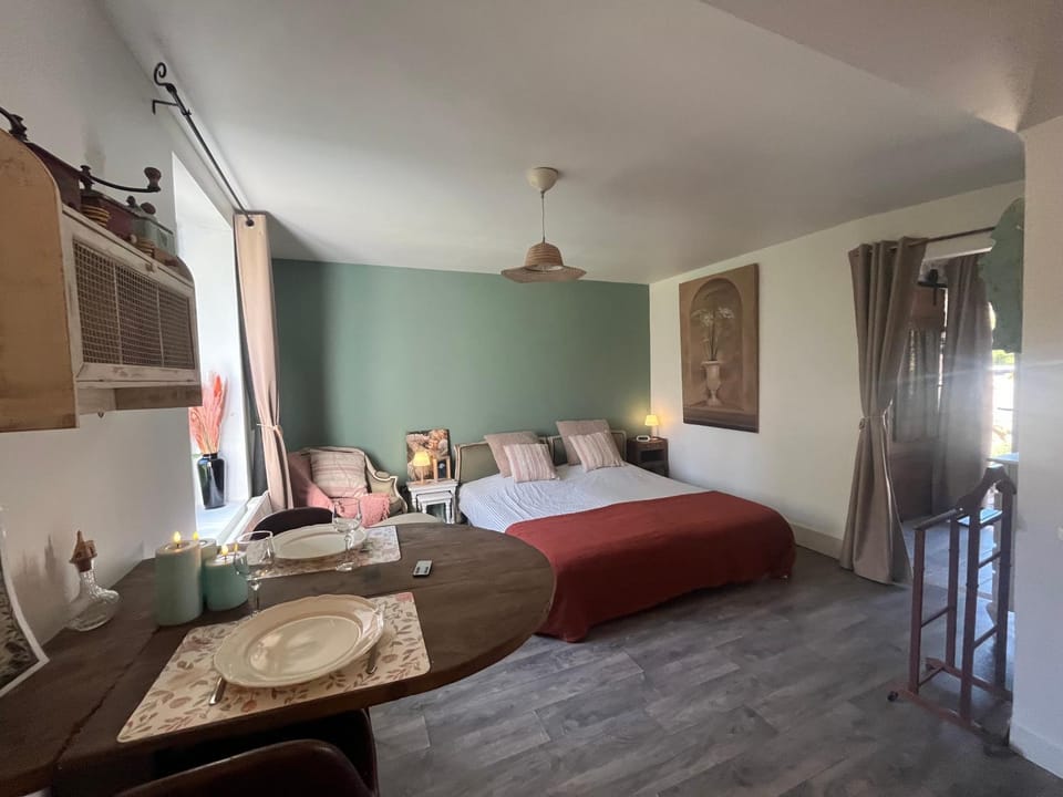 Bed, TV and multimedia, Photo of the whole room, Bedroom