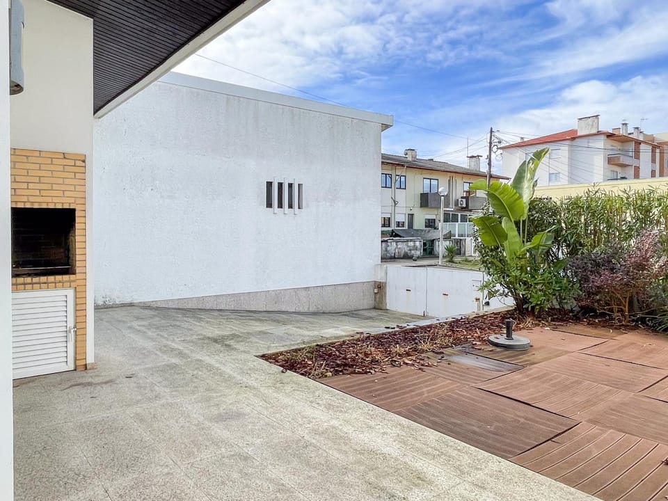 Facade/entrance, Balcony/Terrace, Garden view