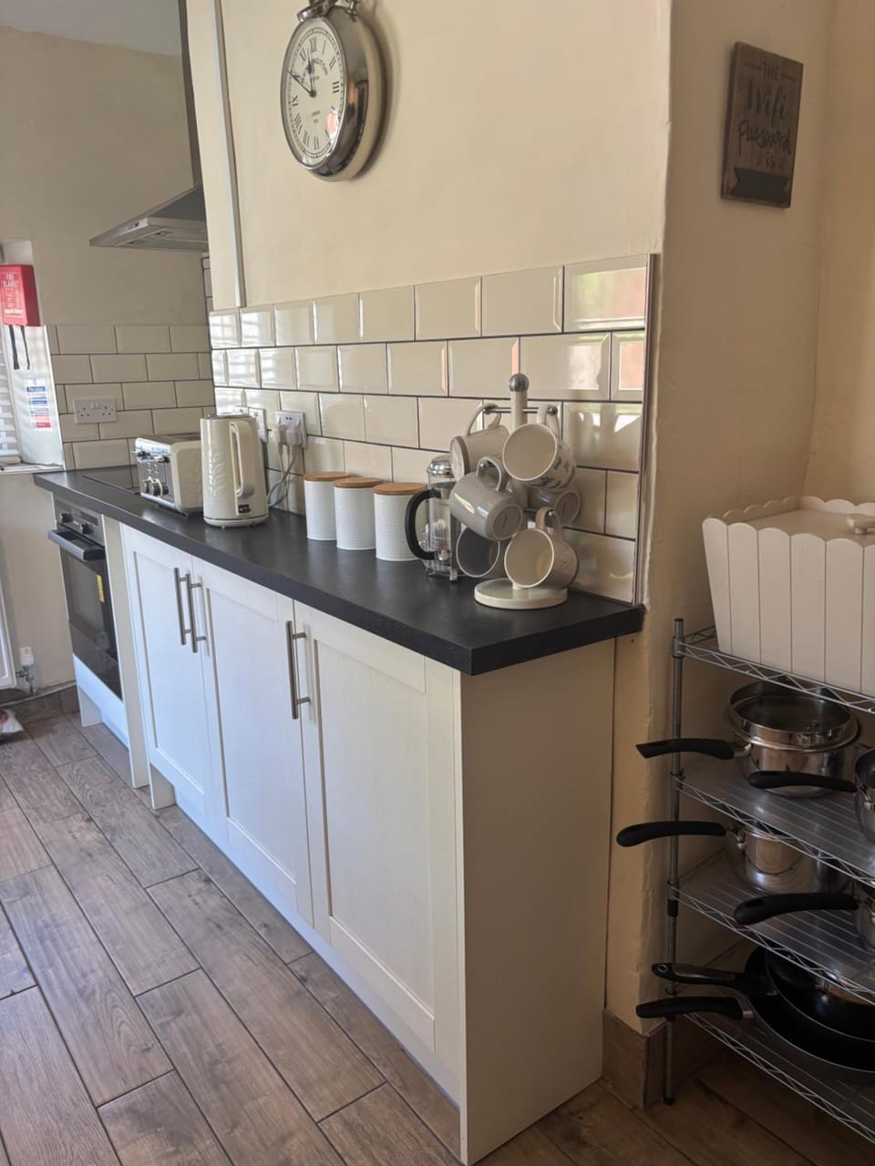 Kitchen or kitchenette, dishwasher, stove