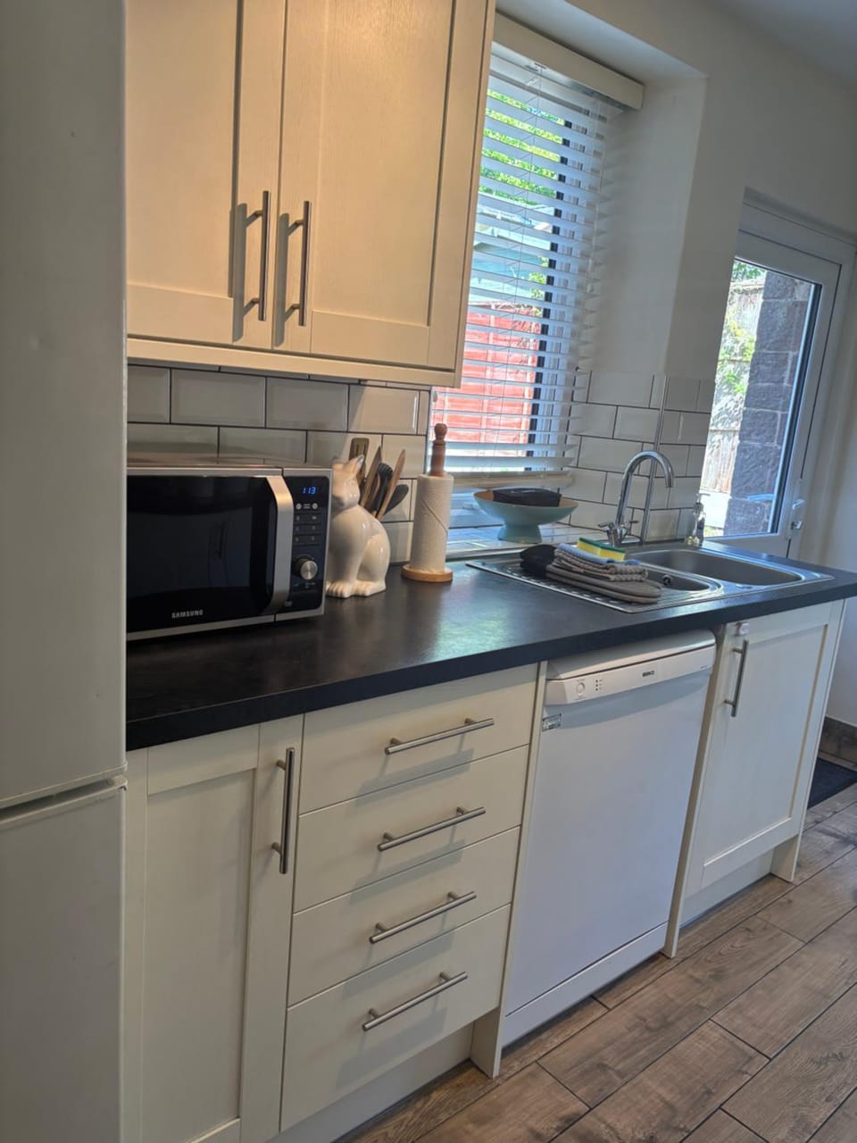 Kitchen or kitchenette, dishwasher, stove
