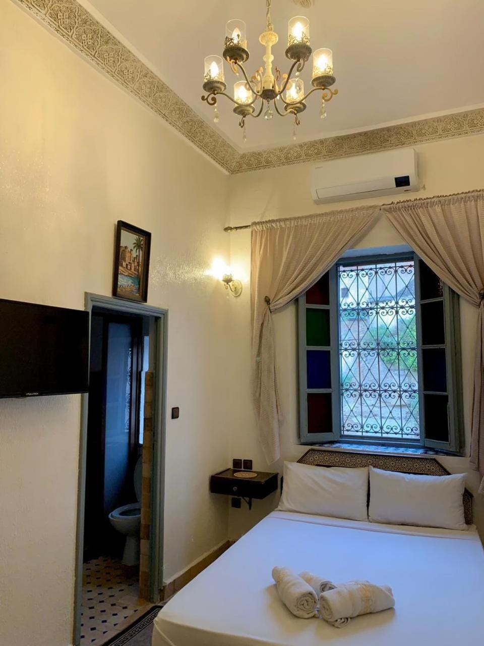 Bed, TV and multimedia, Photo of the whole room, Bedroom, towels