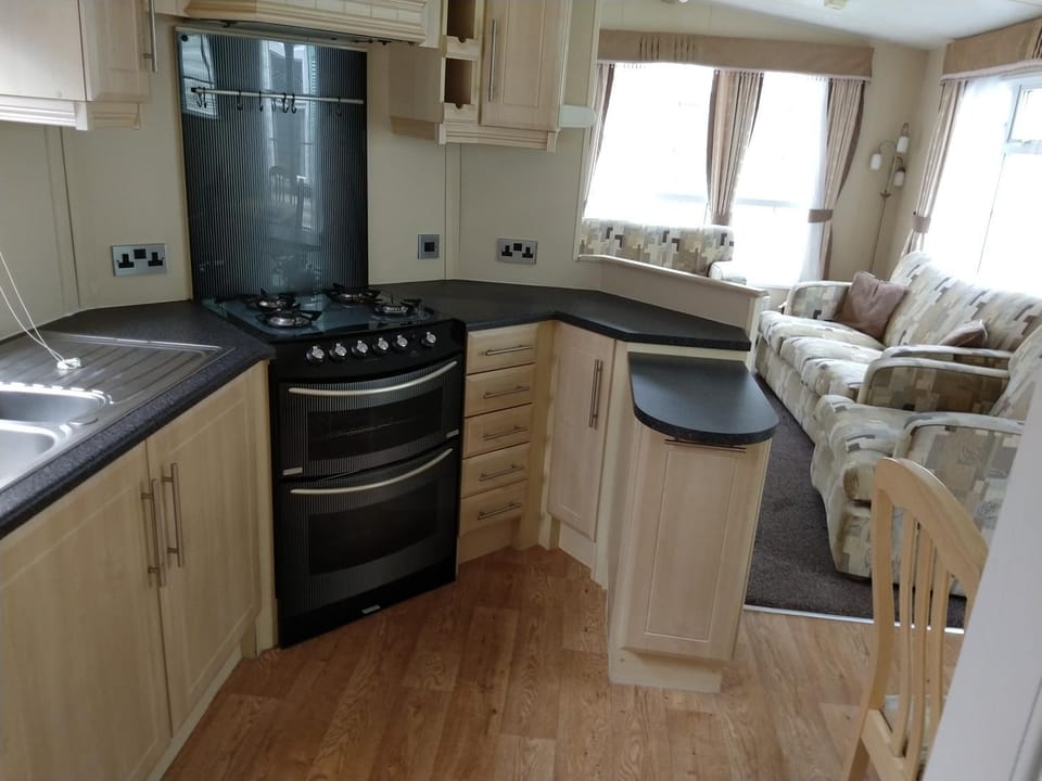 Kitchen or kitchenette, oven, pet friendly, stove