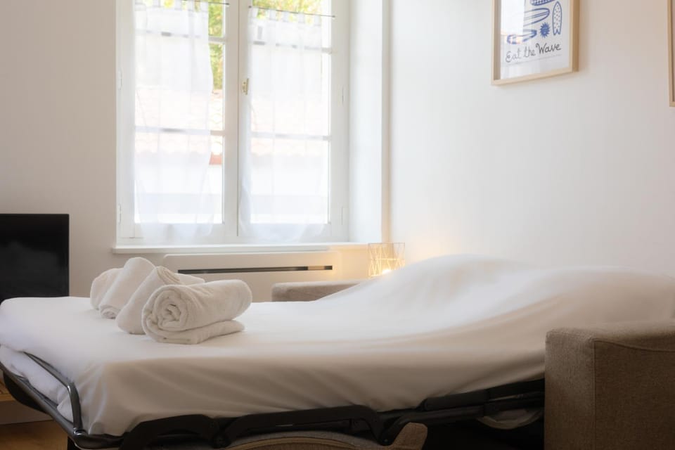 Bed, towels