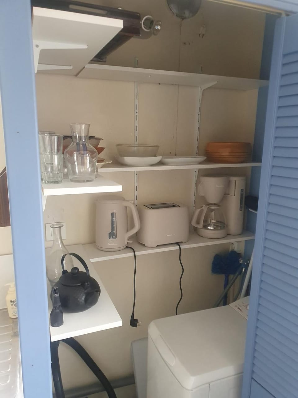 Coffee/tea facilities, toaster, washing machine