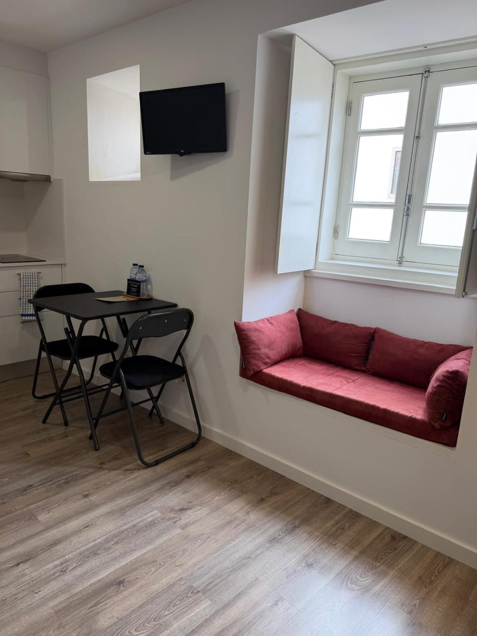 TV and multimedia, Living room, Seating area, Dining area