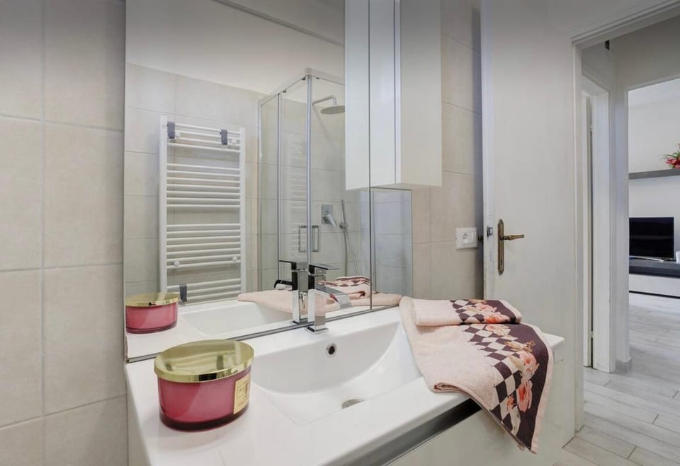 Shower, Bathroom, towels