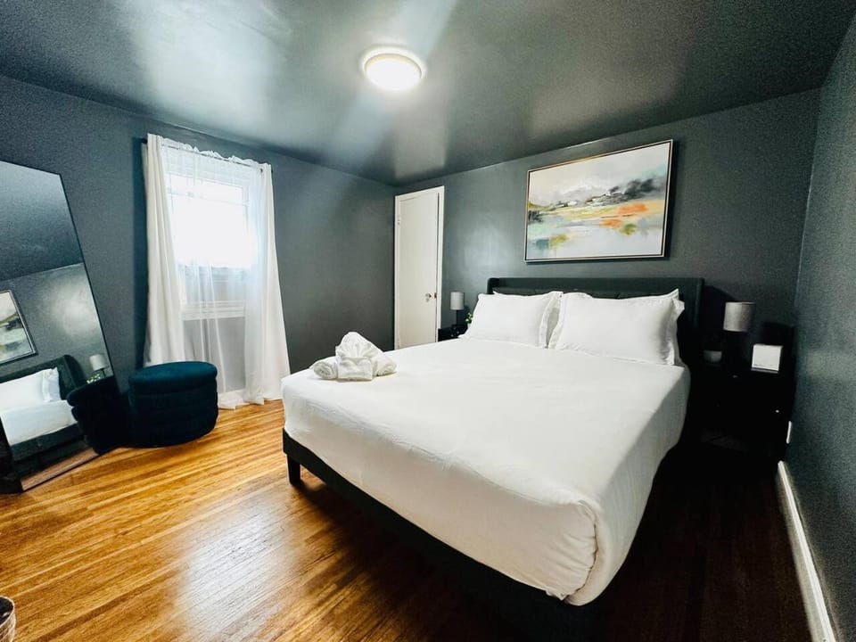 Central location Parking Apartment in Cheektowaga