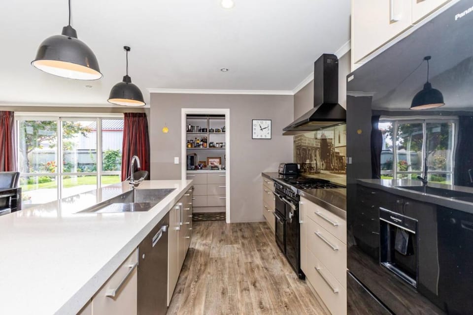 Kitchen or kitchenette, dishwasher, toaster