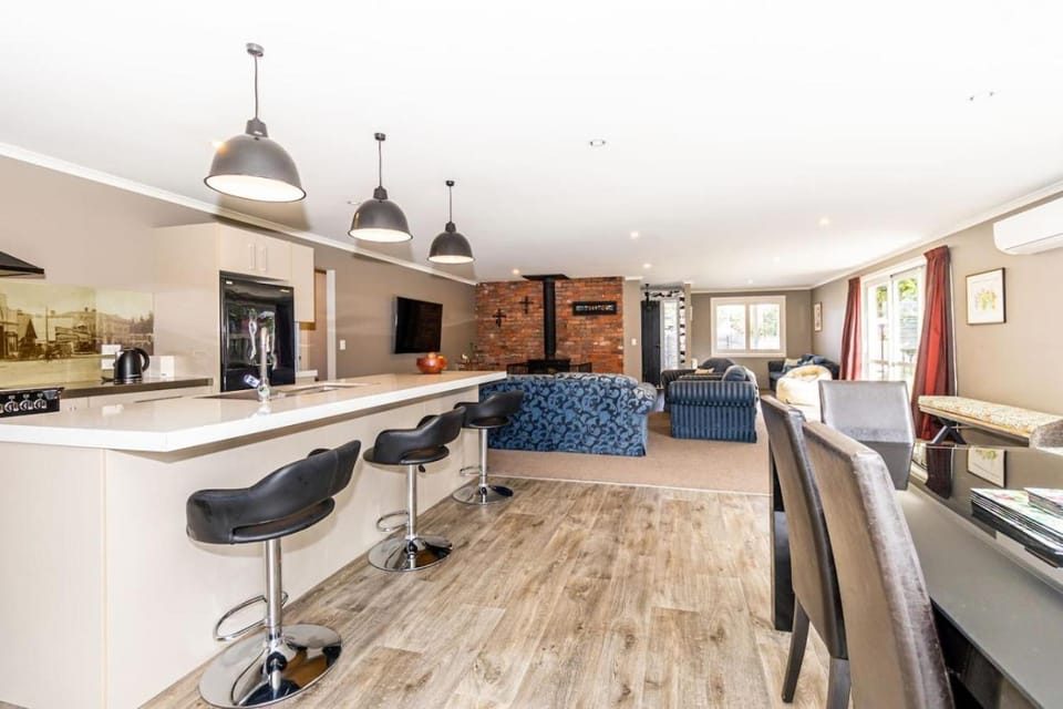 Kitchen or kitchenette, Living room, Seating area, Dining area