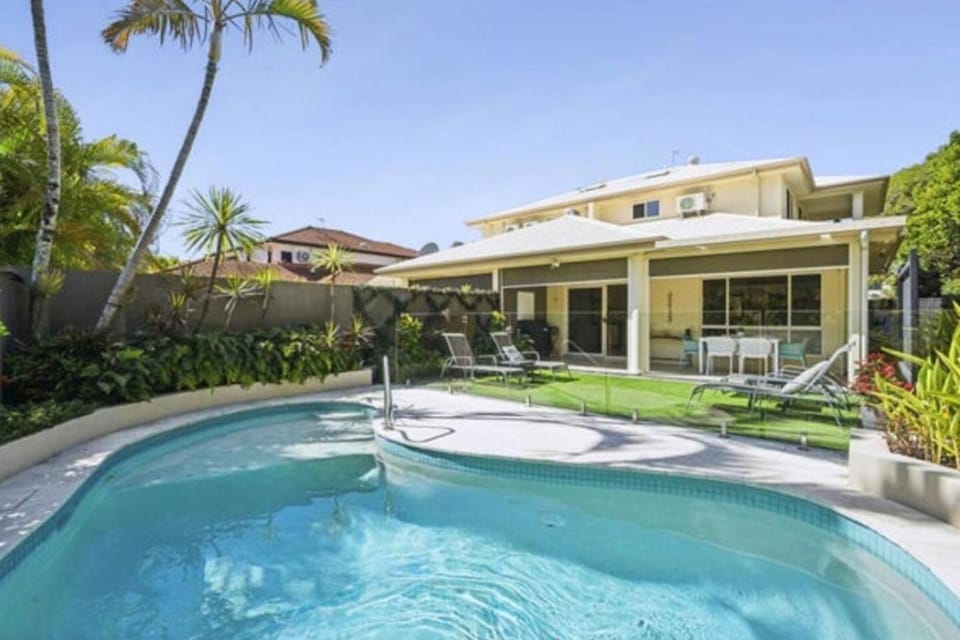 Luxury Noosaville 3BR townhouse with Private Pool House in Noosaville