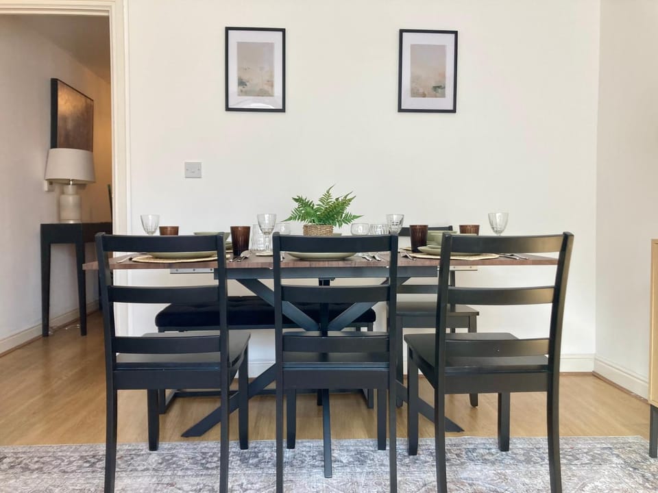 Ashford 4-Bed Townhouse with Garden and Parking House in Ashford