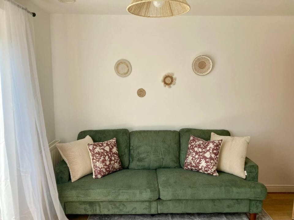 Ashford 4-Bed Townhouse with Garden and Parking House in Ashford
