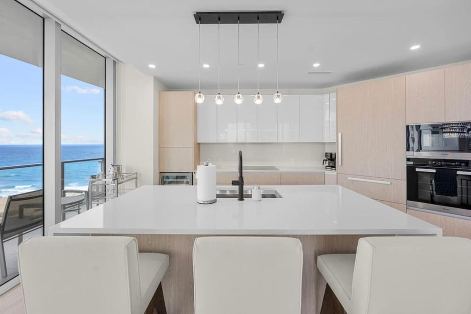 2BR 2.5 BA lux condo with panoramic views at Amrit Apartment in Riviera Beach