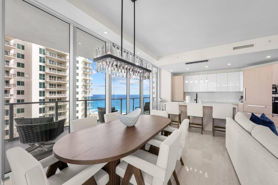 2BR 2.5 BA lux condo with panoramic views at Amrit Apartment in Riviera Beach