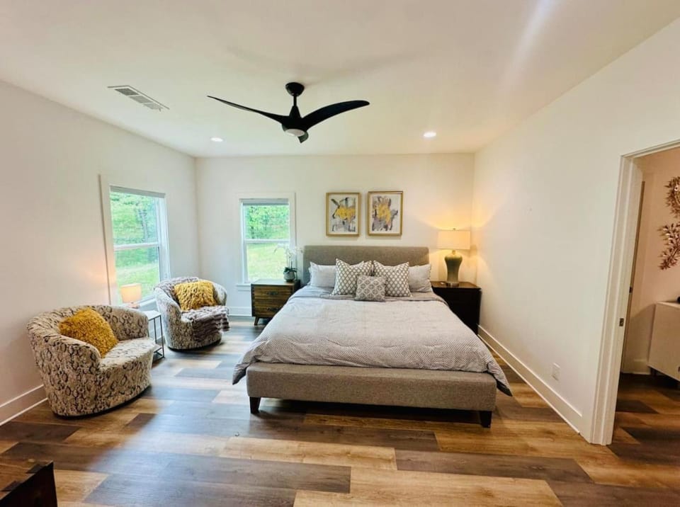 Bed, Photo of the whole room, Seating area, Bedroom